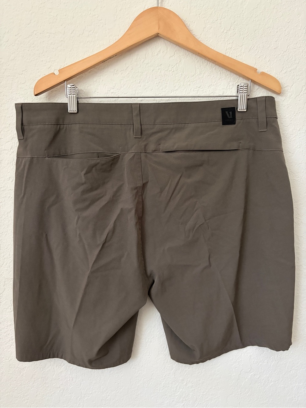 VUORI Men's Aim Brown-Gray Performance Shorts 36 - Picture 6 of 9